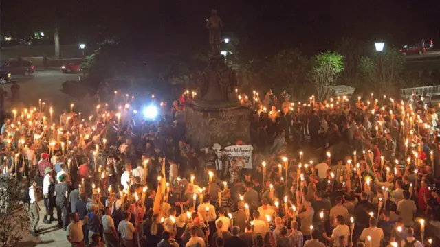 Сотни националистов пришли в пятницу к статуе Томаса Джефферсона