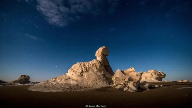 تكوين صخري يشبه أبا الهول