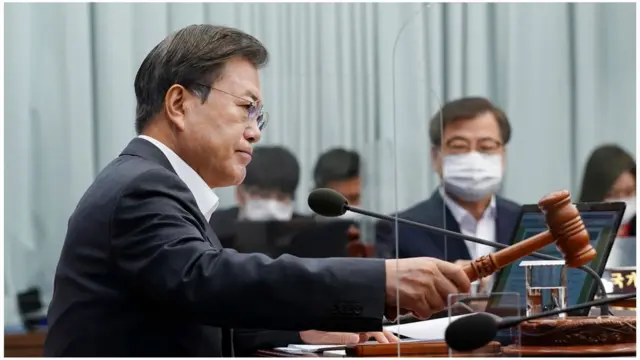 문 대통령은 과거 검찰의 정치적 중립을 위해 검찰총장의 임기 보장이 중요하다는 입장을 표명했다