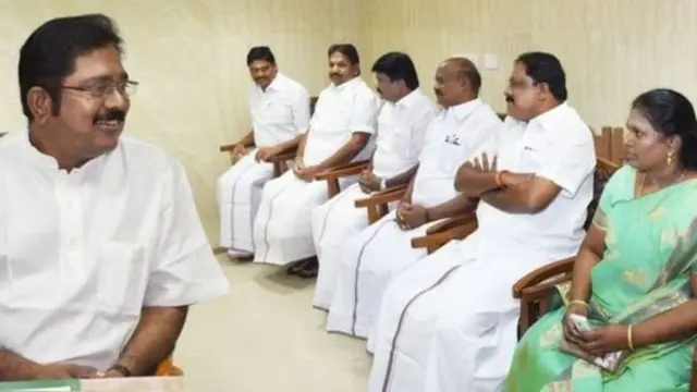 ஆதரவாளர்களுடன் உரையாடும் டி.டி.வி. தினகரன்.