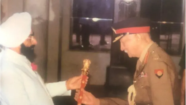 पूर्व राष्ट्रपति ज्ञानी जैल सिंह के साथ फ़ील्डमार्शल करियप्पा