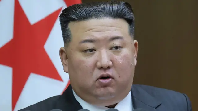 김정은 위원장이 28일 평양에서 열린 최고인민회의 제14기 제9차 회의에서 연설하고 있다