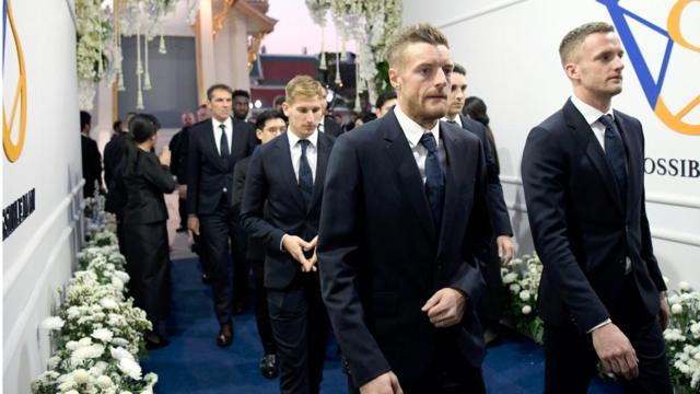 Leicester City"s striker Jamie Vardy (L) and his teammates arriving to pay respect to Leicester City"s late Thai Chairman Vichai Srivaddhanaprabha during a funeral rite at Wat Debsirindrawas Ratchaworawiharn Temple in Bangkok, Thailand, 05 November 2018