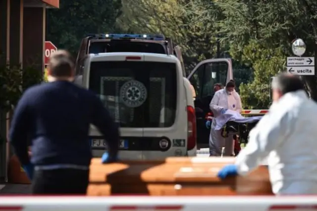 İtalya'nın Bergamo kentinde bir hastanenin önü