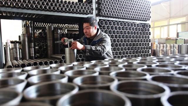 Homem trabalhaquero jogos de tirofábrica