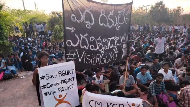 బాసర ట్రిపుల్ ఐటీ విద్యార్ధుల ఆందోళన