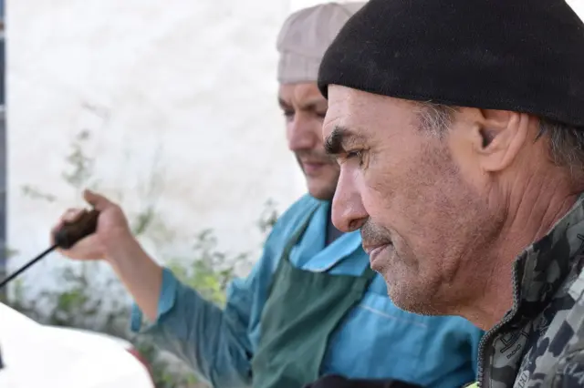 “Бах, кандай гана даамдуу...” Ош шаарына келген кишинин көңүлү биринчи эле шаардагы самсакана, чайканаларга бурулса керек. Атадан-балага мурас кылып калтырган ашпоздук -чөлкөмдөгү эң бааланган кесиптердин бири.