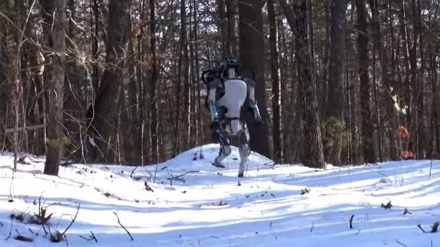 Robot Atlas caminando en la nieve