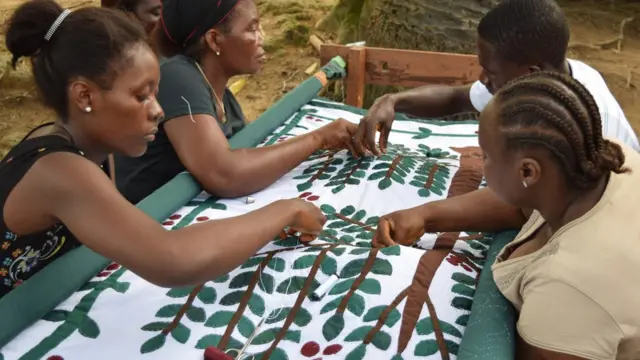 El grupo de costura Quageh en Caldwell, Liberia, recreando el edredón de la planta de café que hizo Ricks.