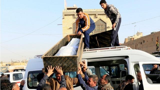 نقل جثمان أحد ضحايا الهجوم المزدوج في بغداد.