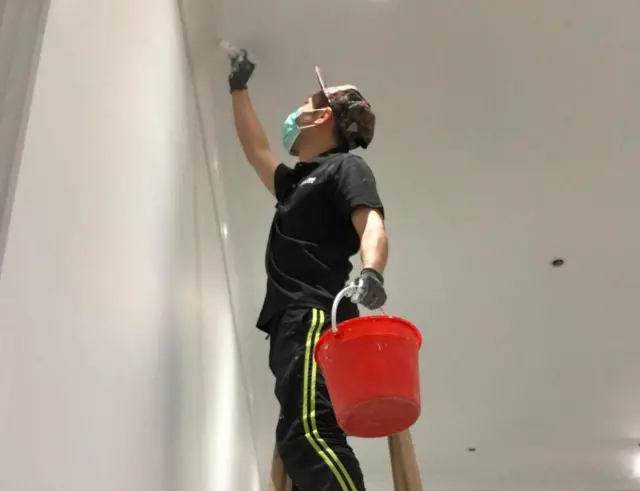 陳建文為生計兼職裝修。