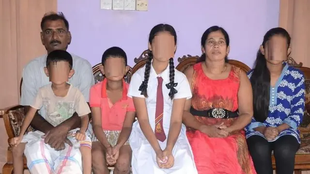 විශ්‍රාමික කෝප්‍රල් එම් රෝහණ බණ්ඩාර සිය බිරිඳ සහ දරුවන් සමග