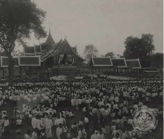 ร.5 เสด็จออกหน้าพระที่นั่งสรรเพชญปราสาท (สร้างขึ้นชั่วคราว) ในพระราชพิธีรัชมงคล พ.ศ. 2450