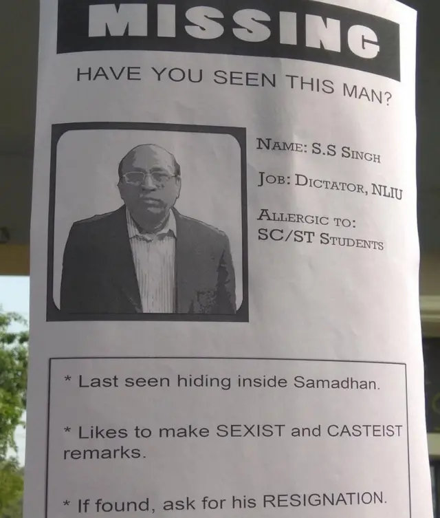 छात्रों ने कैंपस के अंदर 'डायरेक्टर मिसिंग' के पोस्टर लगाए हैं