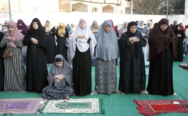 مسلمانان مصر در حال برگزاری نماز عید قربان در قاهره
