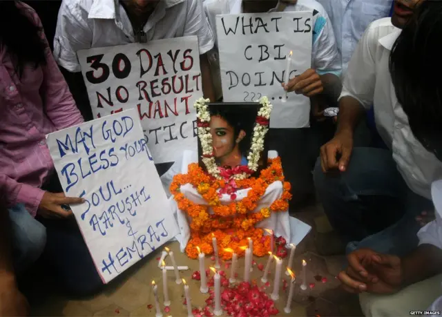 આરુષીના ન્યાય માટે માગણી કરી રહેલા કેટલાંક લોકો