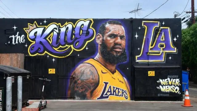 Fresque murale de rue représentant LeBron James à Los Angeles