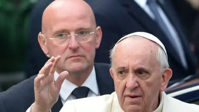 Bwana Giani akenshi afotorwa ari iruhande rwa Papa Francis