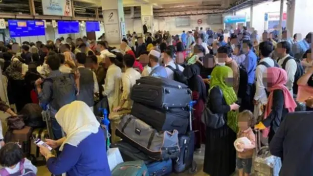 Afegãos no aeroportobet365 paypalCabul