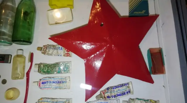 Црвена четкица за зубе која одговара звезди? Неке од коришћених туба пасте за зубе носе назив бренда „Fluorodent" на ћирилици