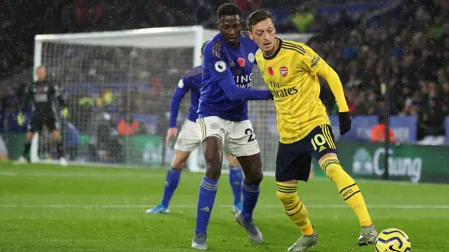 Wilfred Ndidi na Mesut Ozil