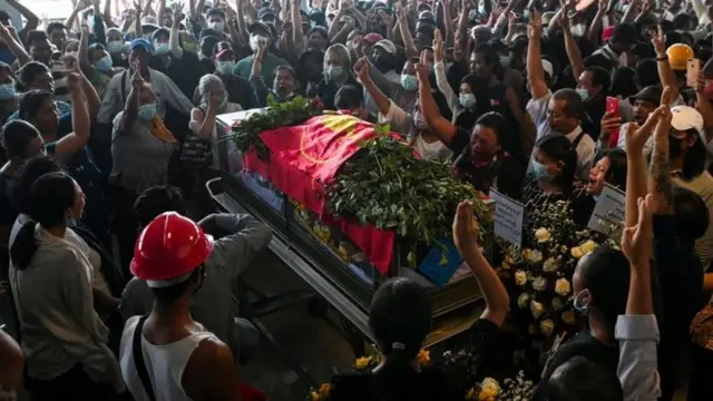 Pemakaman demonstran di Myanmar.