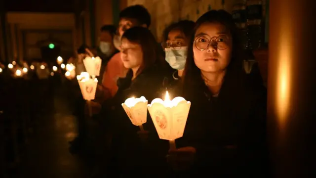 中国天主教北京北堂内一群女信众参加复活节守夜礼（30/3/2024）