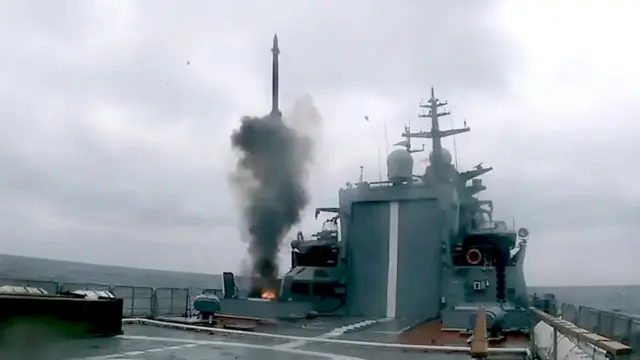 Пуск зенитной ракеты комплекса "Редут" корвета "Гремящий", систершипа "Проворного"