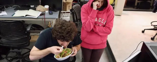 ఆఫీసులోనే భోజనం చేస్తున్న ఉద్యోగులు