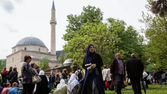 সম্পূর্ণভাবে ধ্বংস হয়ে যাওয়ার পর পুনর্নির্মাণ করা হয়েছে আলাদজা মসজিদ