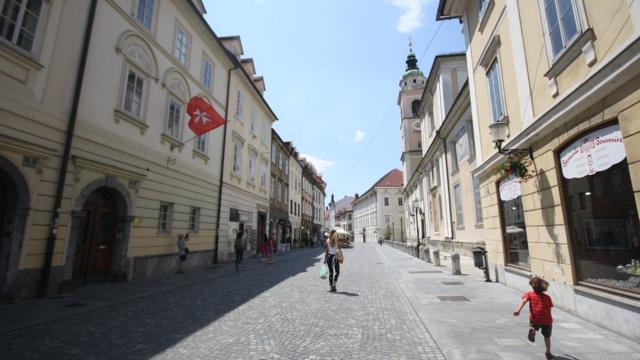 Centro de Ljubljana, capital da Eslovênia; o país é um dos mais seguros do mundo