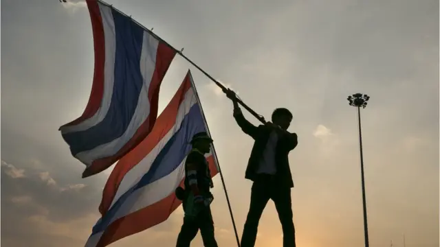 คนโบกธงชาติไทย