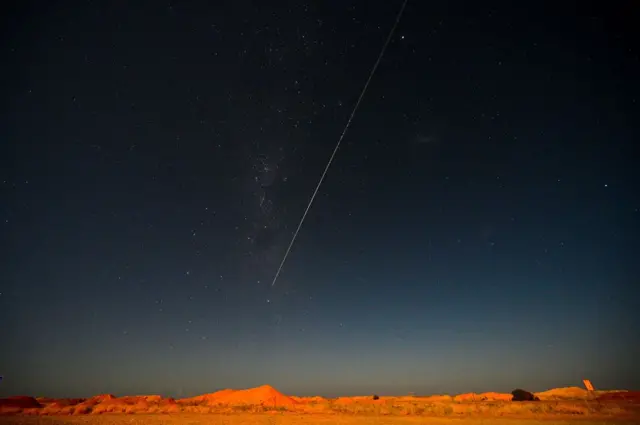 كبسولة من مسبار الفضاء الياباني "هايابوسا -2" تخترق السماء ليلا