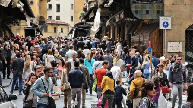 هنرمندی که برای دیدن پل پونته وکیو به فلورانس رفته بود ظرف چند دقیقه مطمئن شد که خطوط هوایی بین‌المللی دارند از او جاسوسی می‌کنند