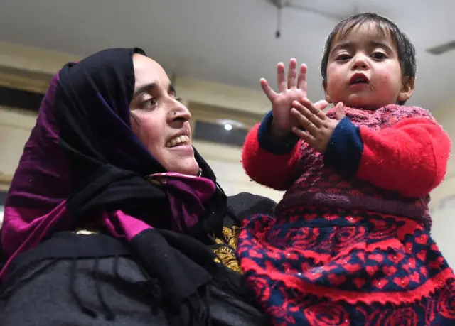 హాస్పిటల్లో తల్లితోపాటు హిబా నిసార్