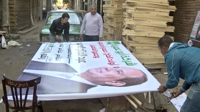 كريم أثناء تعليق إحدى اللافتات