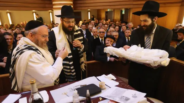 การขริบหนังหุ้มปลายองคชาติเป็นส่วนหนึ่งในพิธีกรรมทางศาสนาที่สำคัญของชาวยิว