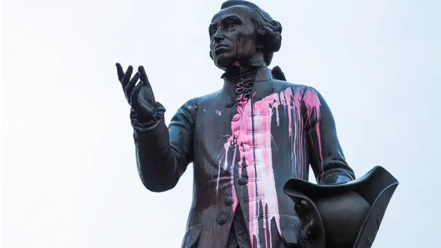 La estatua de Kant en Kaliningrado manchada con pintura
