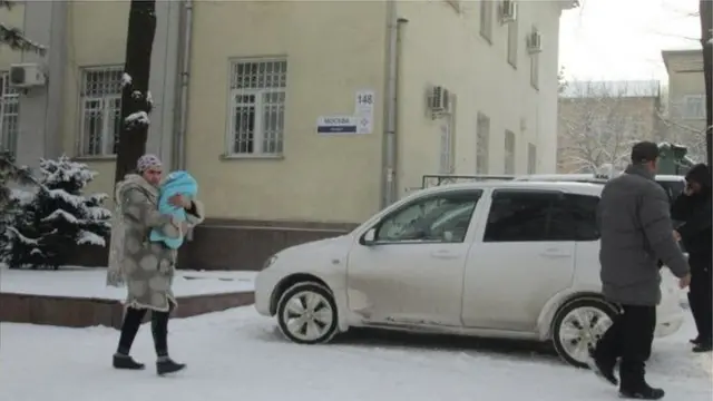 Буга чейин Өкмөт Бишкекте жылуулуксуз калган күндөр үчүн 5 күндүк акы алынбай турганы тууралуу маалымат тараткан.