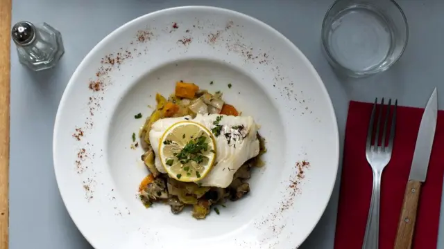 Рыбное блюдо (минтай с овощами) в ресторане Le Robinet