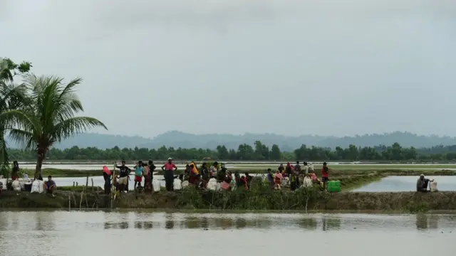 টেকনাফের লম্বাবিল দিয়ে প্রবেশ করছে রোহিঙ্গারা।