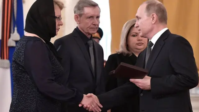 Владимир Путин и родители летчика