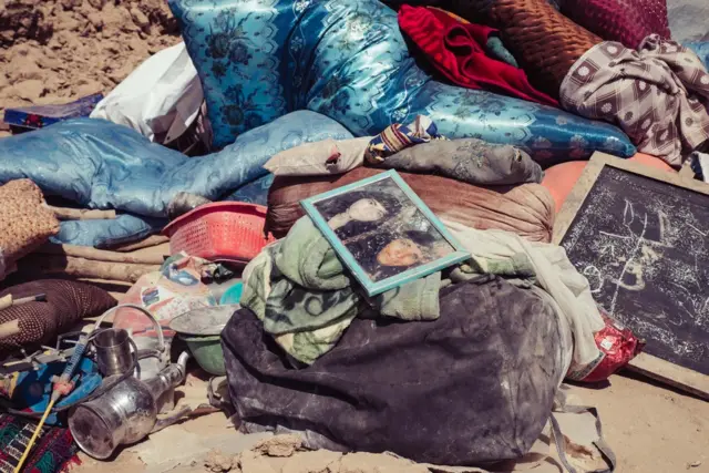 د ورانو شویو کورونو تر خاورو، خځلو لاندې توکي.