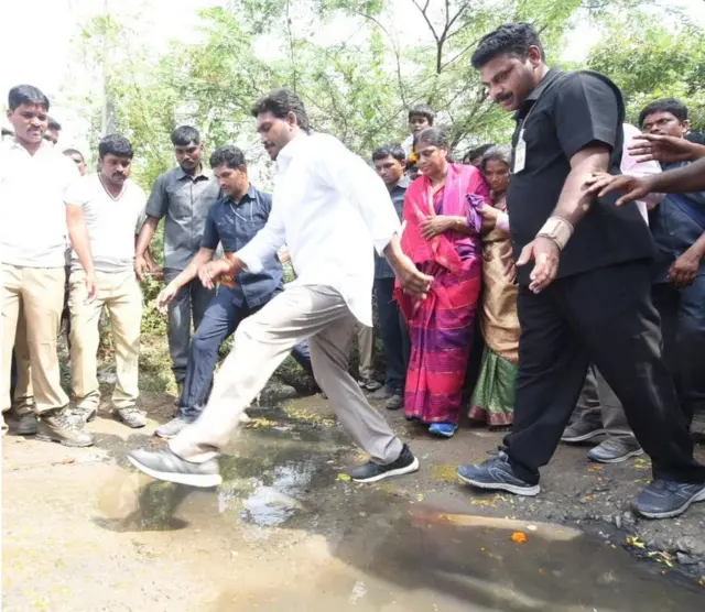 ప్రజాసంకల్పయాత్రలో జగన్‌మోహన్‌రెడ్డి