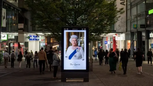 Un panel publicitario digital en la calle Market de Manchester muestra una imagen de la reina Isabel II