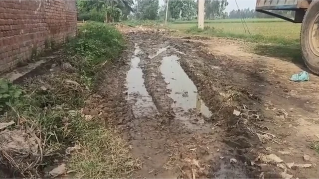 गांव को मुख्य मार्ग से जोड़ने वाली सड़क