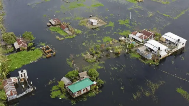 Un village inondé à Savra au Bangladesh après les inondations de la mousson