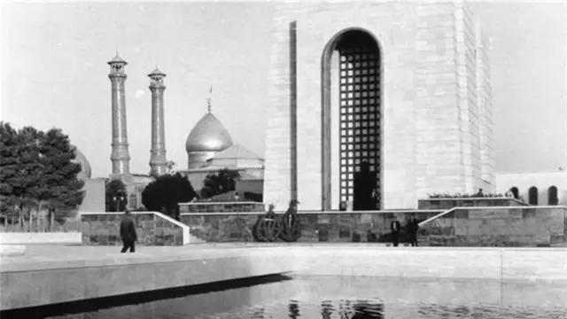 پیکر رضاشاه در هفدهم اردیبهشت ۱۳۲۹ در آرامگاهی که برای او بنا شده بود دفن شد. معمار این بنا محسن فروغی استاد معماری و رئیس دانشکده هنرهای زیبای دانشگاه تهران و کسی که دست به تخریب آن زد صادق خلخالی روحانی شیعه و حاکم شرع دادگاه های انقلاب بود