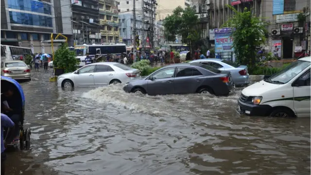 অল্প বৃষ্টিতেই তলিয়ে যায় ঢাকার অনেক এলাকা।