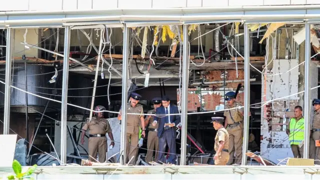 Fachadagamepokerhotel destruída por explosãogamepokerbomba no Sri Lanka